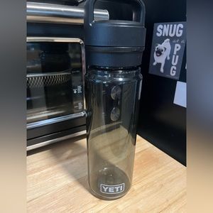 Yeti 750 ML / 25 OZ WATER BOTTLE in Charcoal